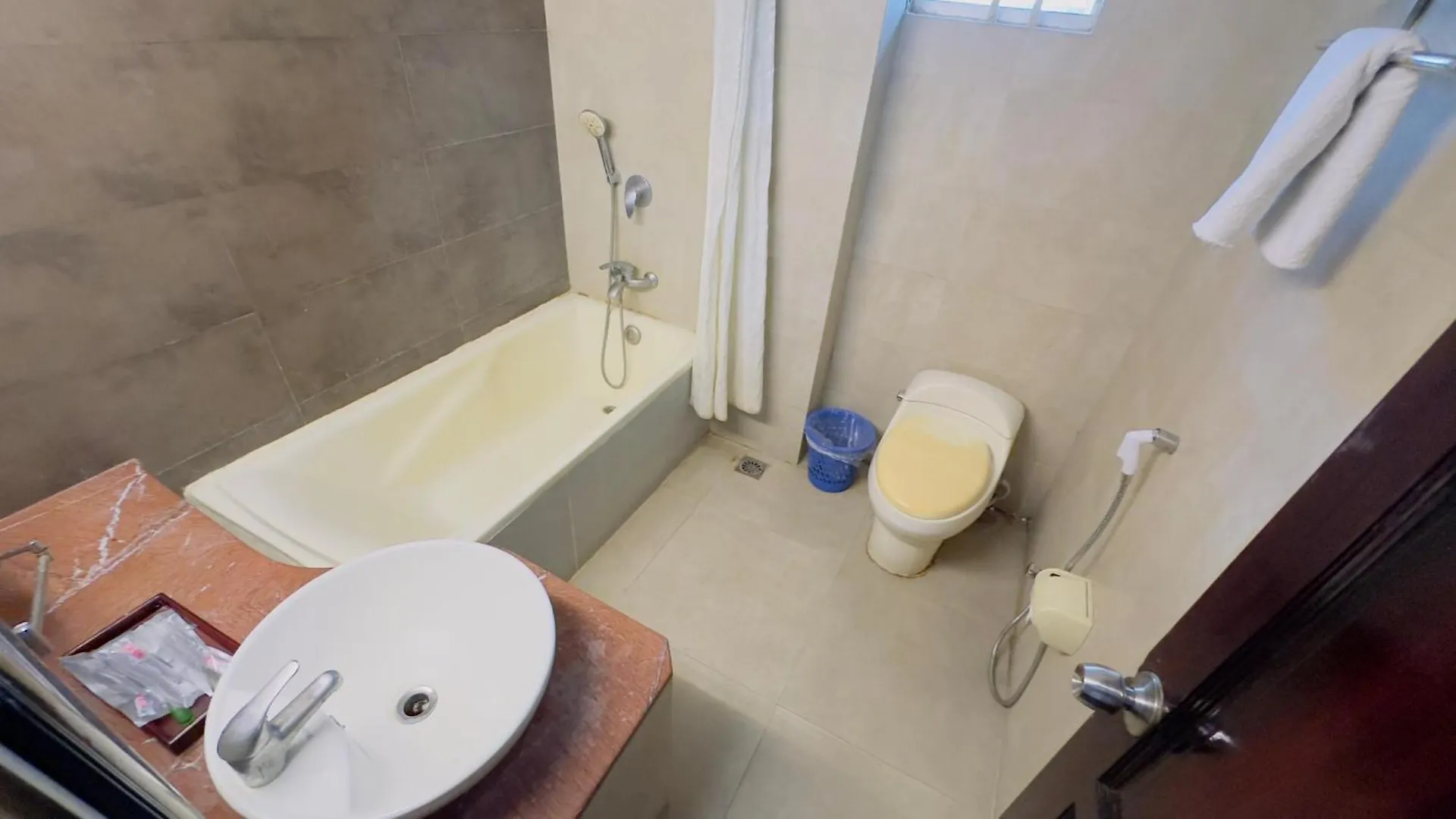 West Park Inn Dhaka 3*,